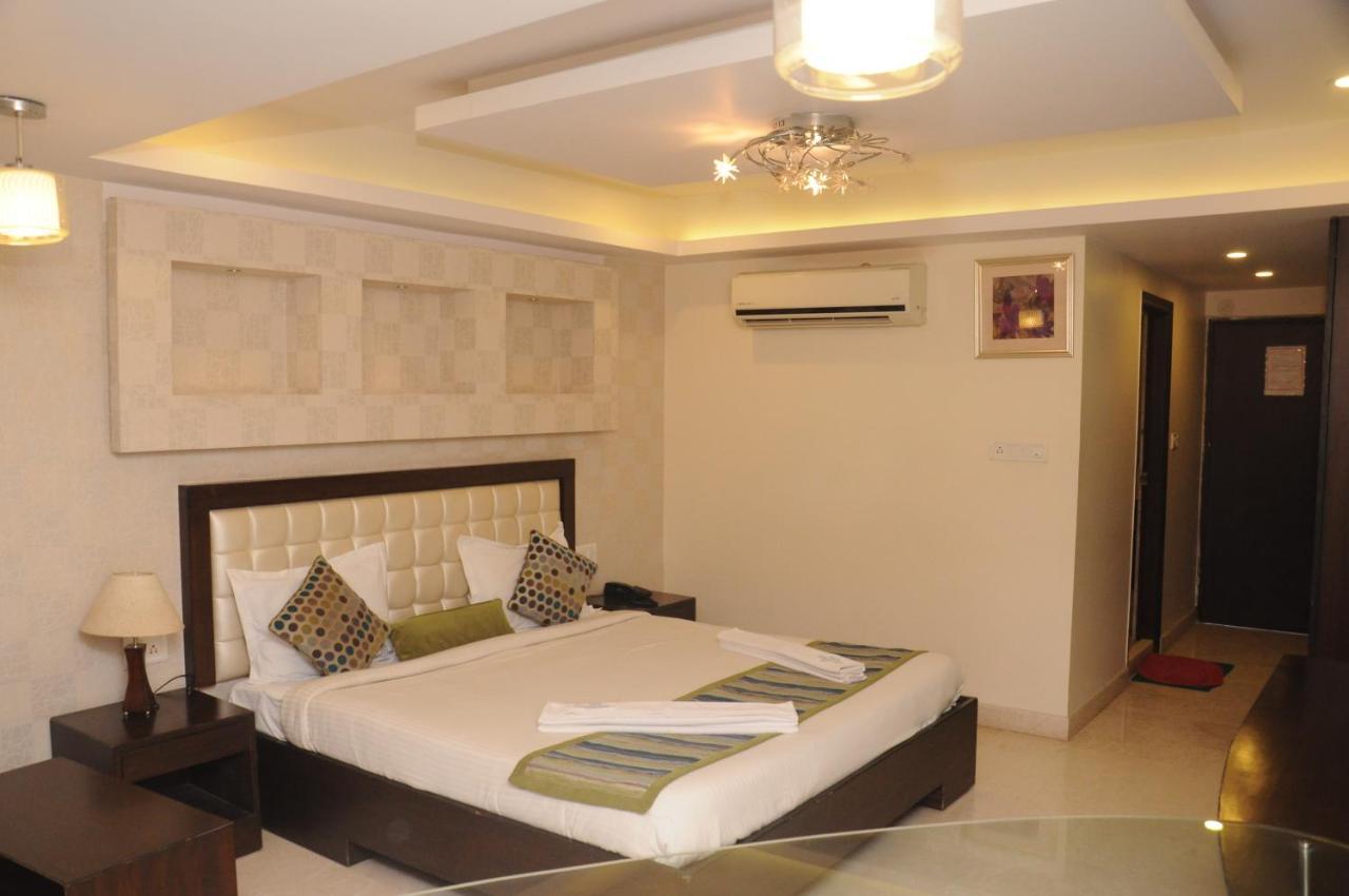 Suvarna Regency Hassan Esterno foto
