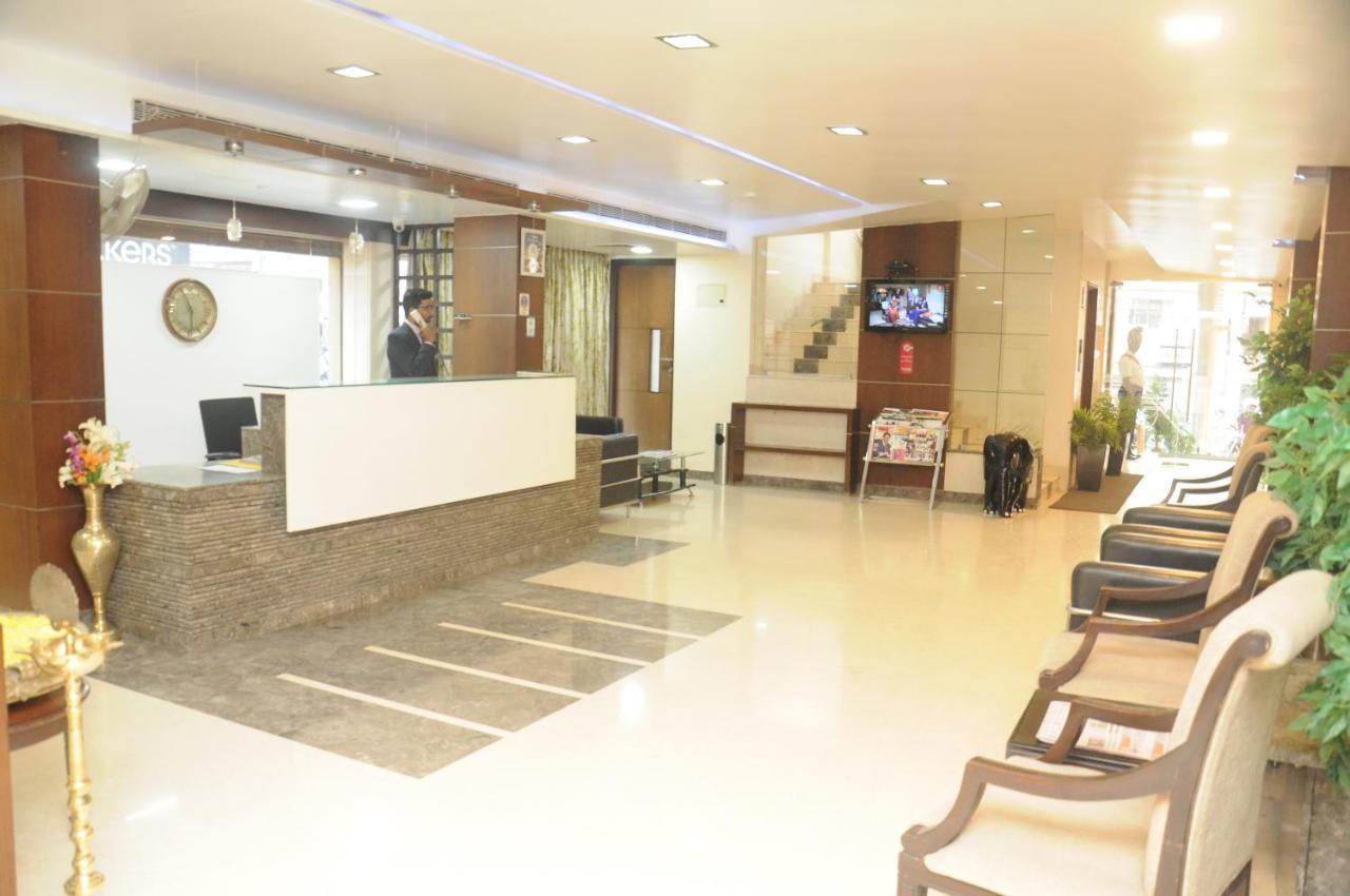 Suvarna Regency Hassan Esterno foto