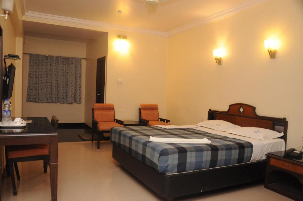 Suvarna Regency Hassan Esterno foto