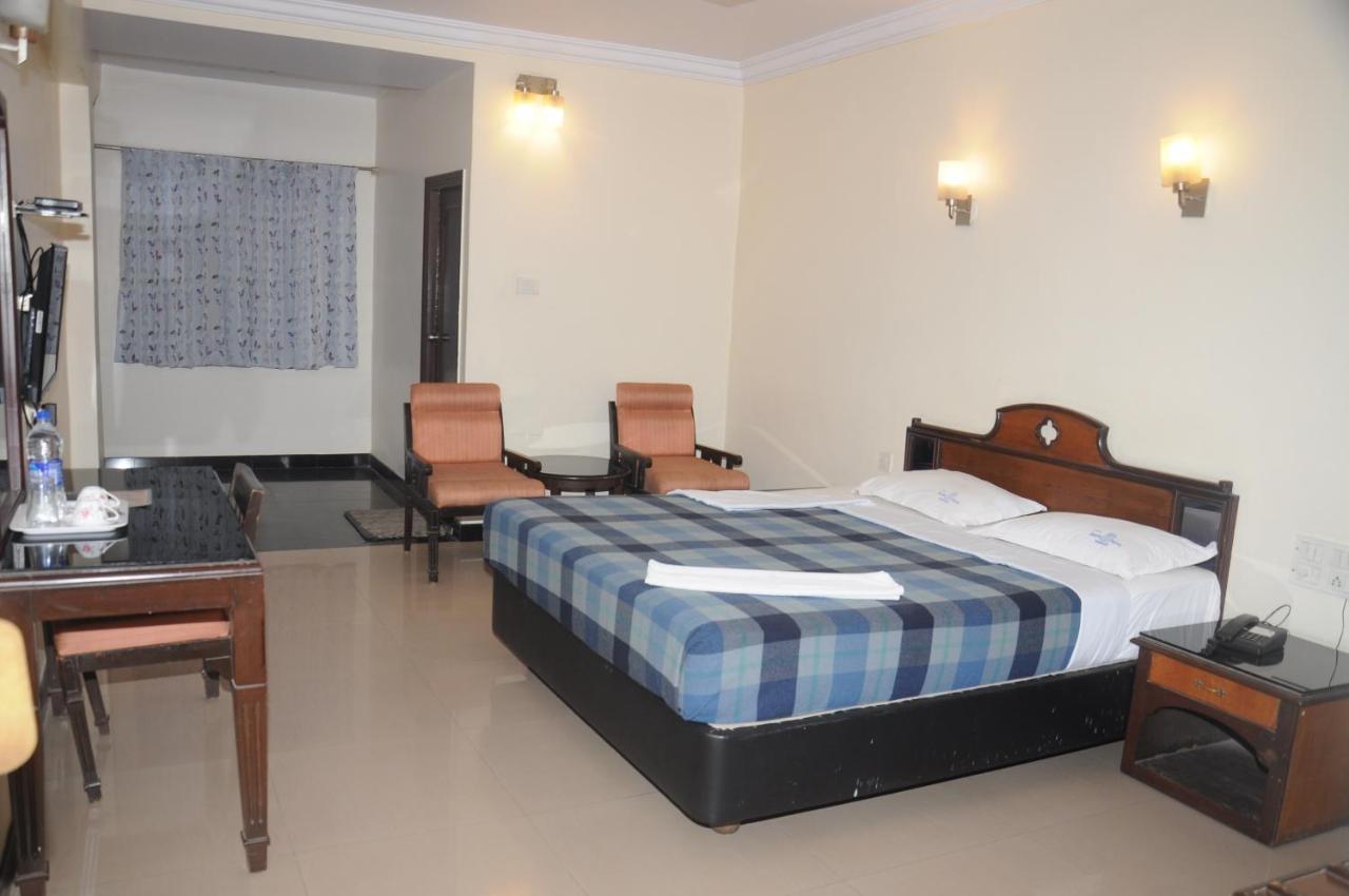 Suvarna Regency Hassan Esterno foto