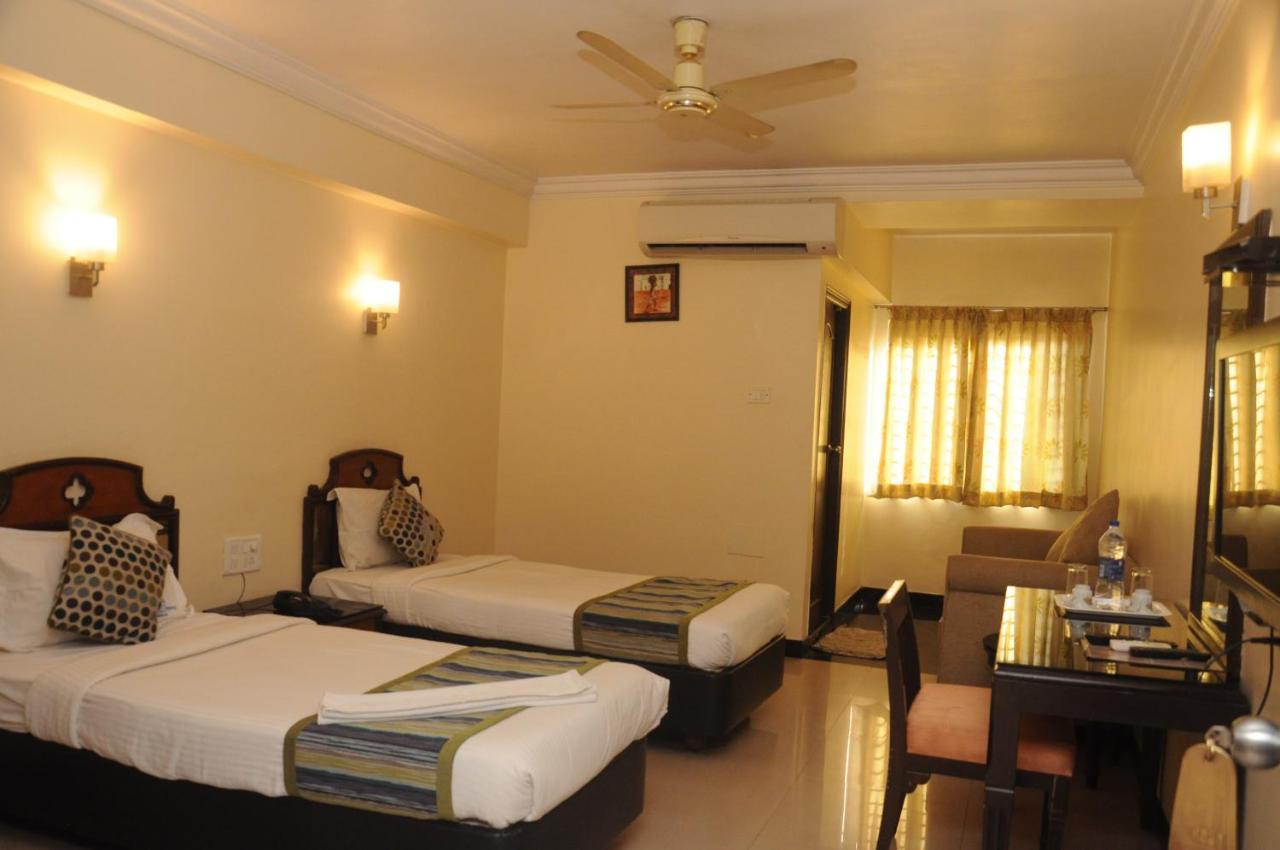 Suvarna Regency Hassan Esterno foto