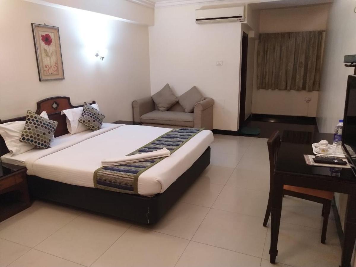 Suvarna Regency Hassan Esterno foto