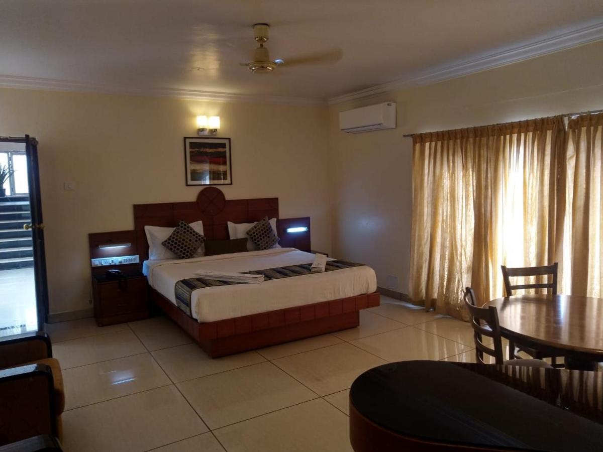 Suvarna Regency Hassan Esterno foto