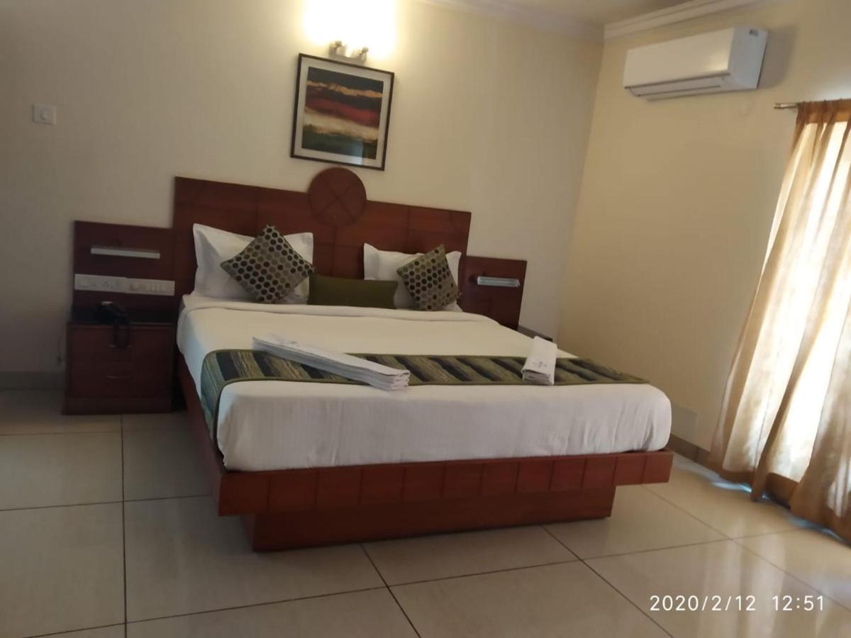 Suvarna Regency Hassan Esterno foto