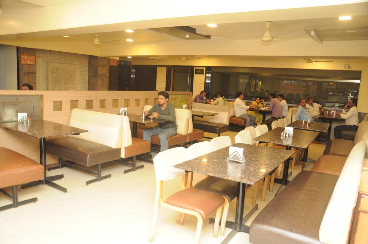 Suvarna Regency Hassan Esterno foto