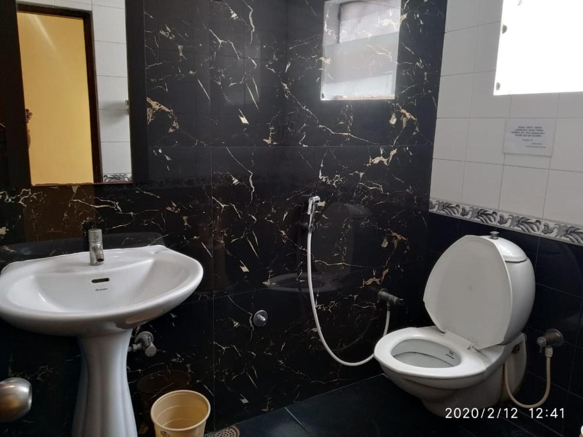 Suvarna Regency Hassan Esterno foto