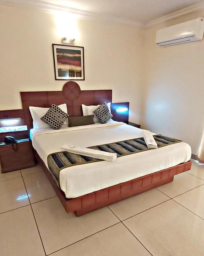 Suvarna Regency Hassan Esterno foto