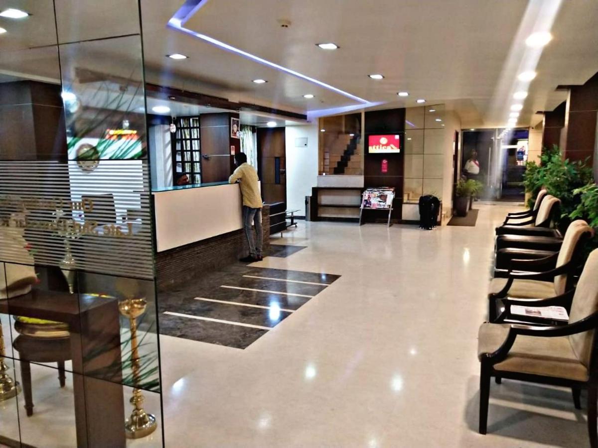 Suvarna Regency Hassan Esterno foto