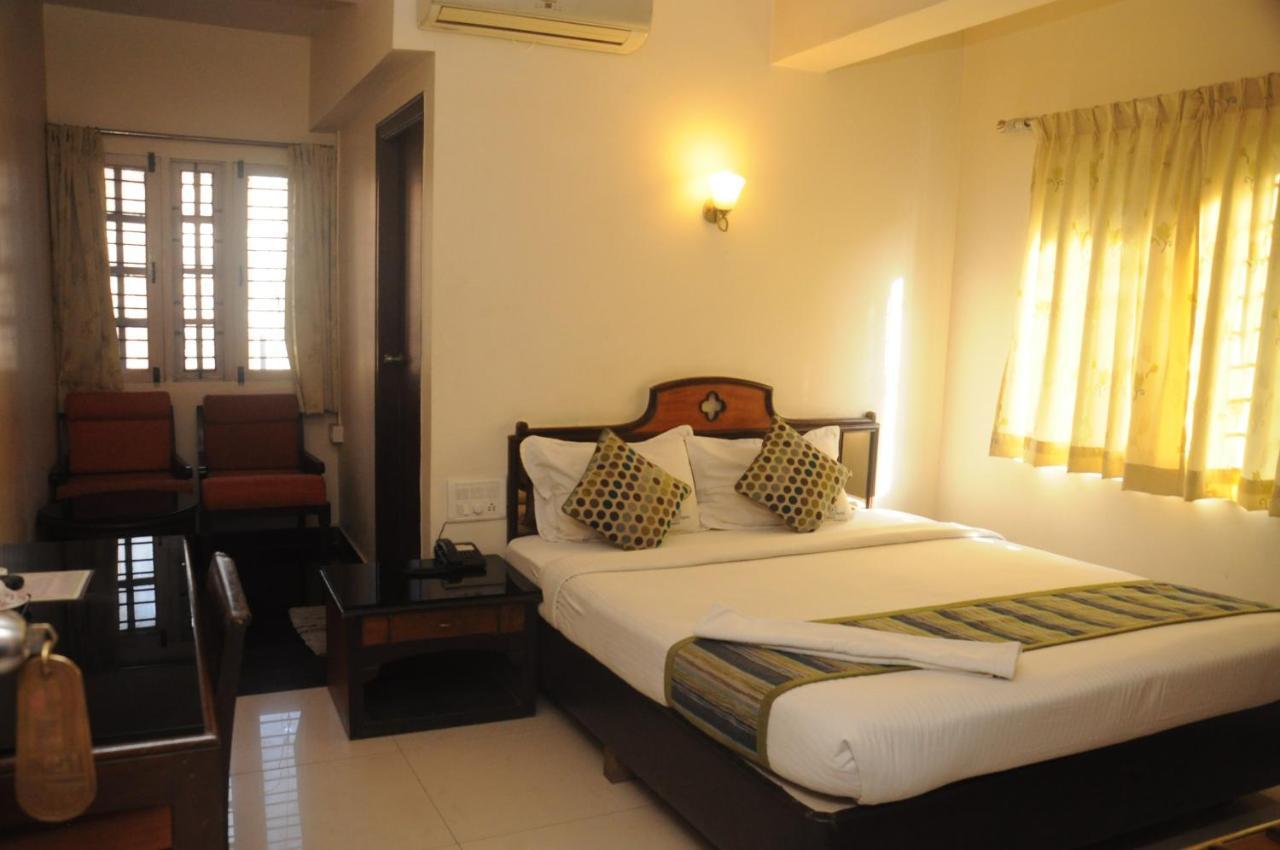 Suvarna Regency Hassan Esterno foto