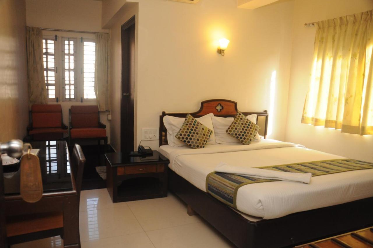 Suvarna Regency Hassan Esterno foto
