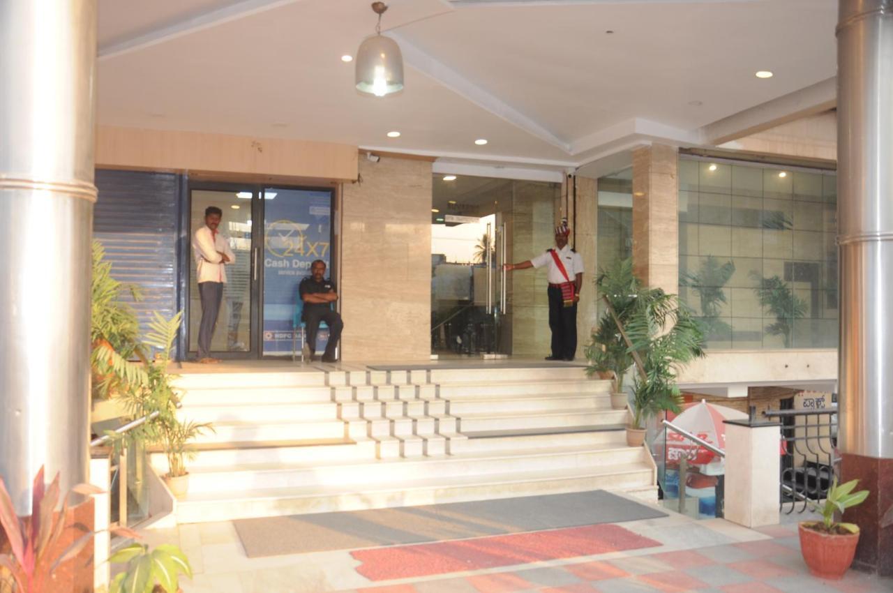 Suvarna Regency Hassan Esterno foto